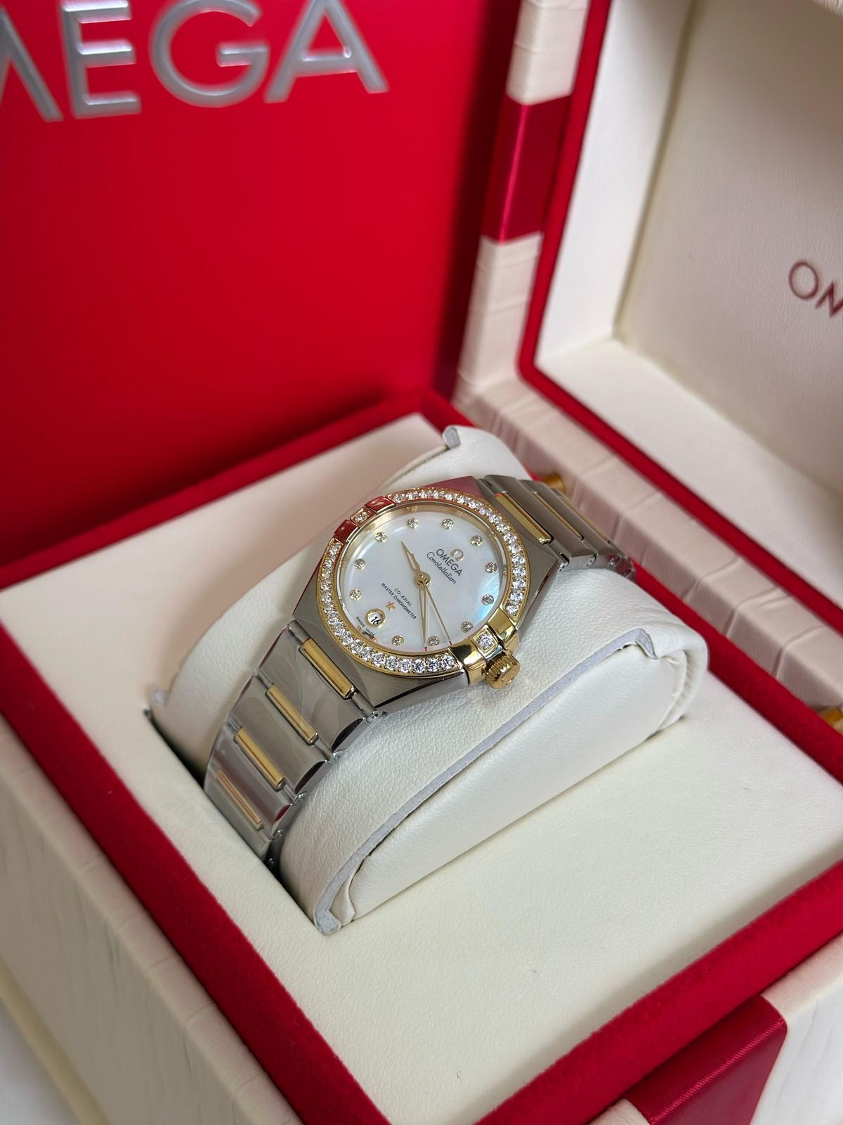 Omega constellation quartz - or sedna